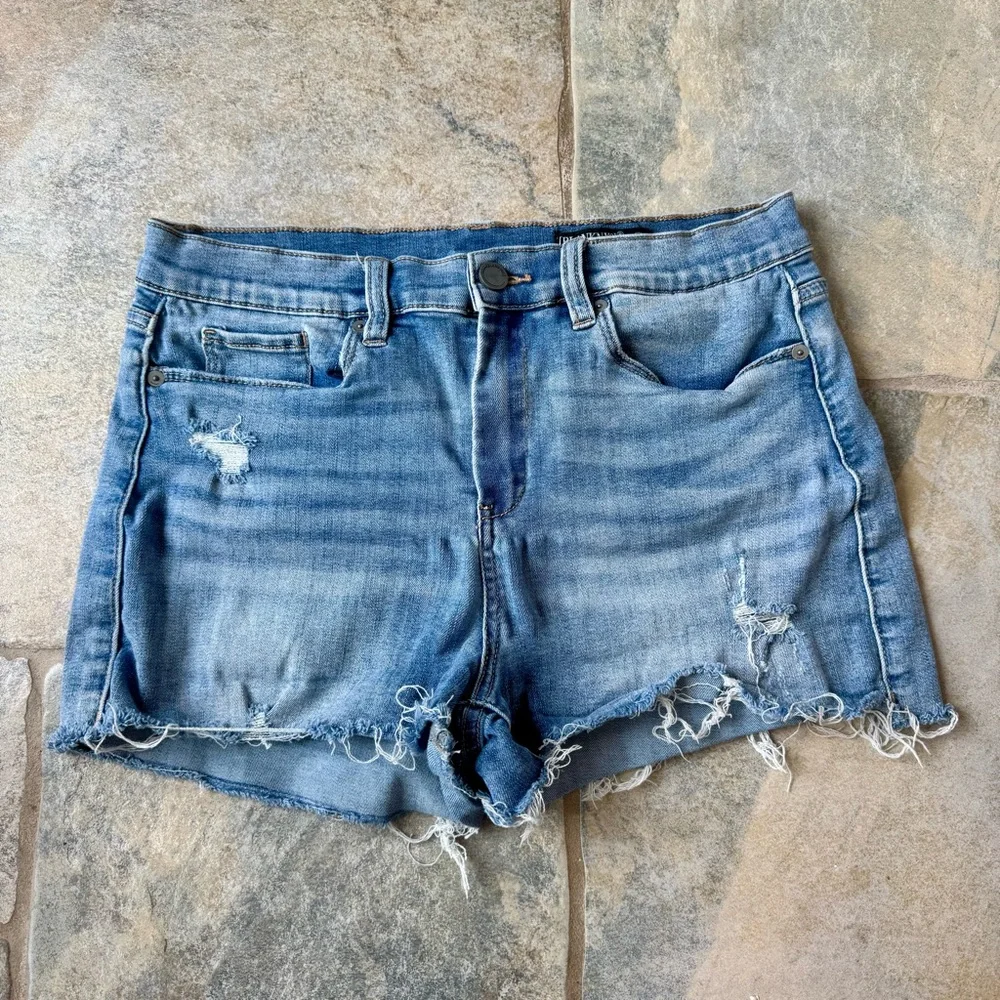 Blank NYC The Essex Classic Cut-Off Blue Distressed Jean Shorts Revolve Size 29‎